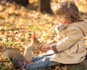 Kleines Kind mit Eichhörnchen